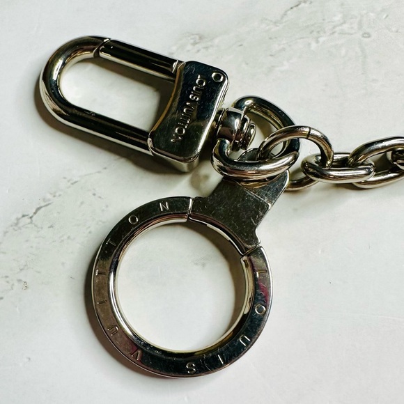 EUC Louis Vuitton Palladium Plated LV Initials Key Holder/Bag Charm - Picture 15 of 17